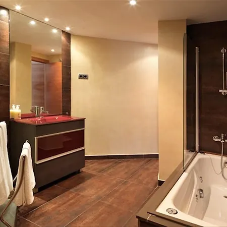 Superb 4 Bedroom In Apartment *